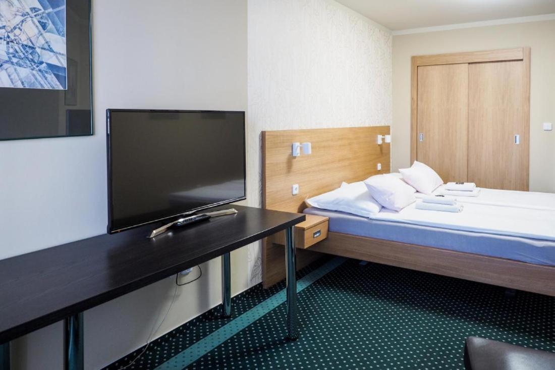 Hotel Vacek Pod Vezi Χράντεκ Κράλοβε Εξωτερικό φωτογραφία