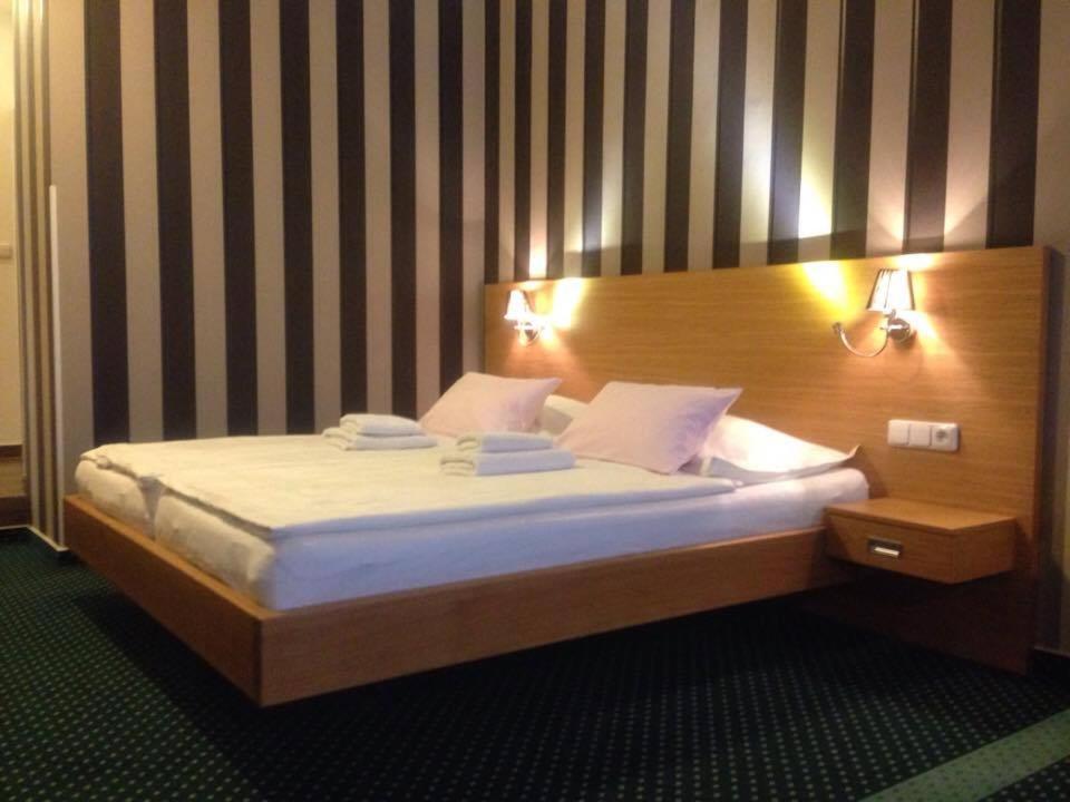 Hotel Vacek Pod Vezi Χράντεκ Κράλοβε Εξωτερικό φωτογραφία
