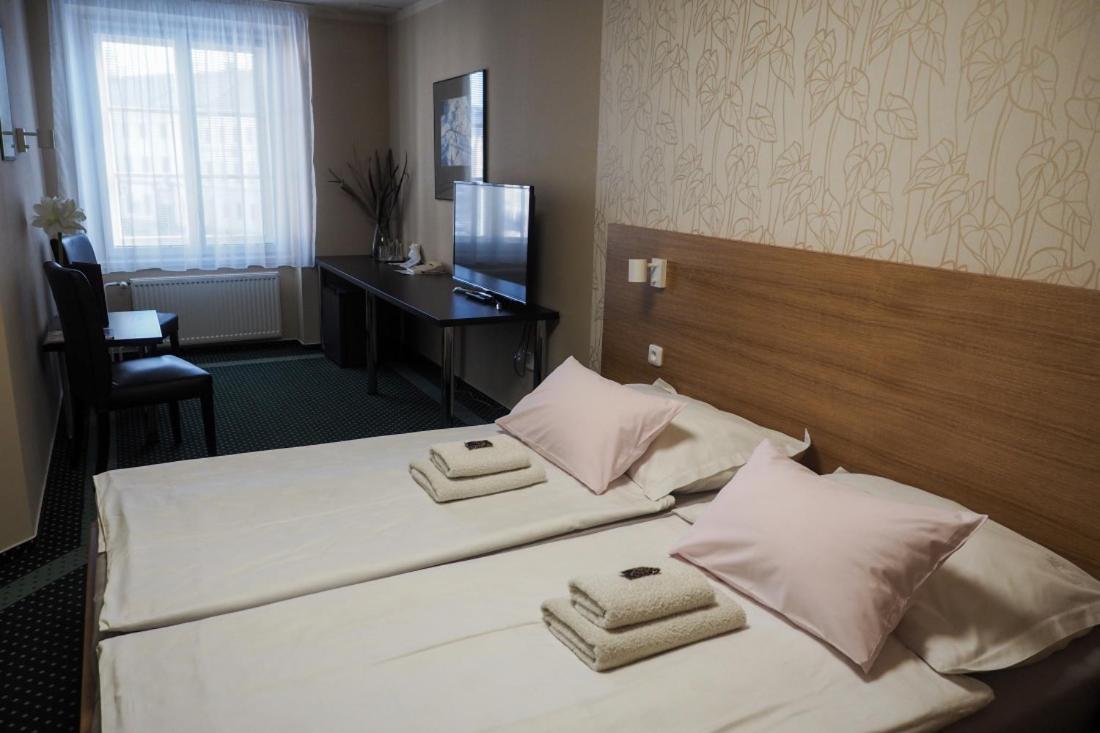 Hotel Vacek Pod Vezi Χράντεκ Κράλοβε Εξωτερικό φωτογραφία